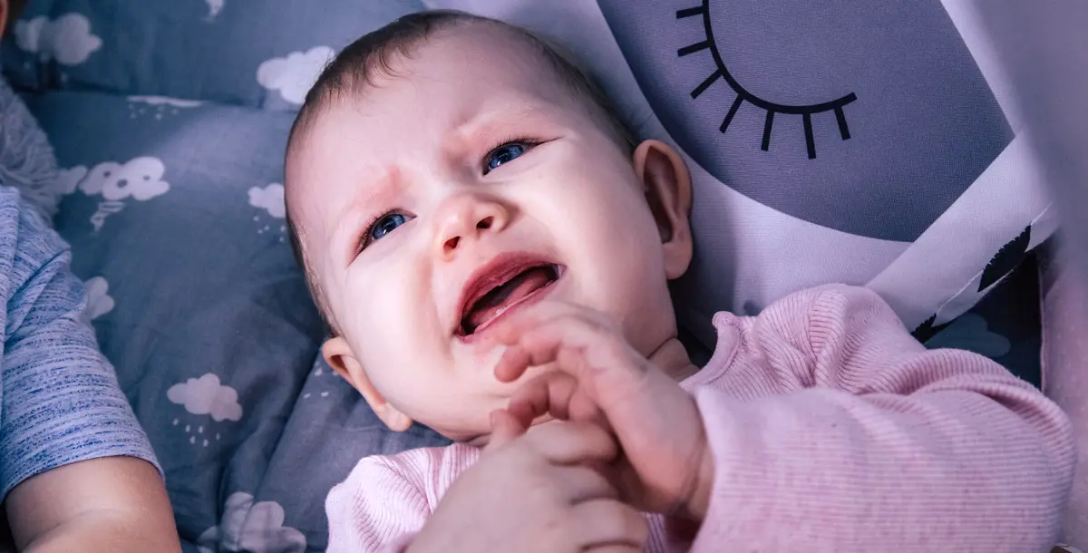 بكاء الأطفال الصغار يؤثر على دخول الأبوين المادية!