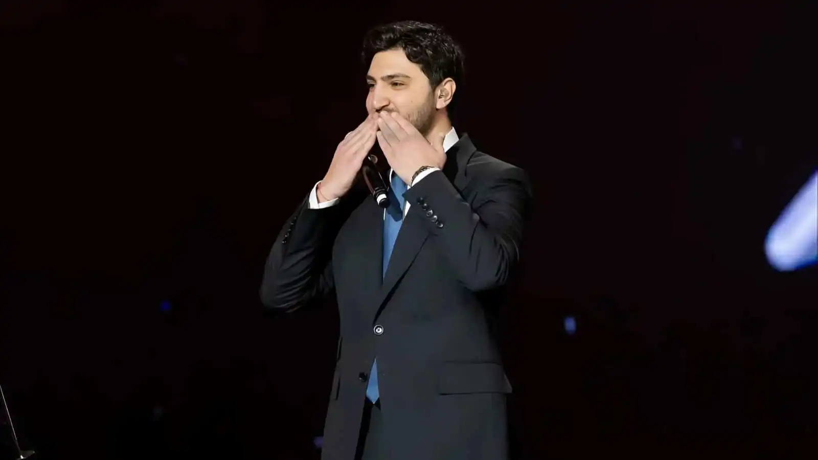 محمد فضل شاكر يؤجل حفله في بيروت ويوجه رسالة