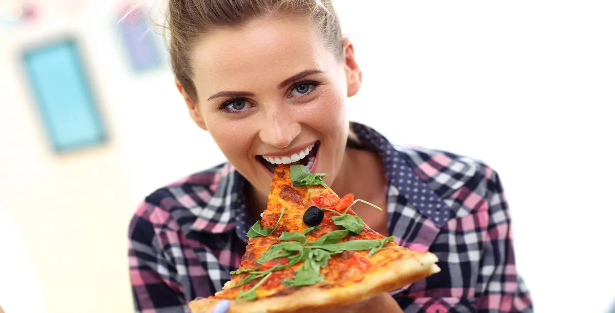خبيرة تغذية تكشف فائدة تناول البيتزا صباحًا