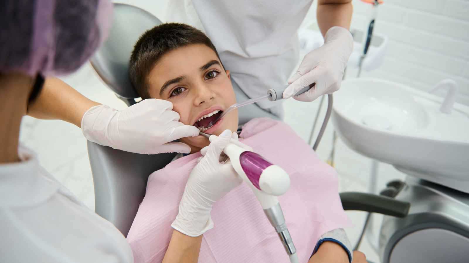 دليل العناية بأسنان الأطفال وأهمية الفحص المبكر
