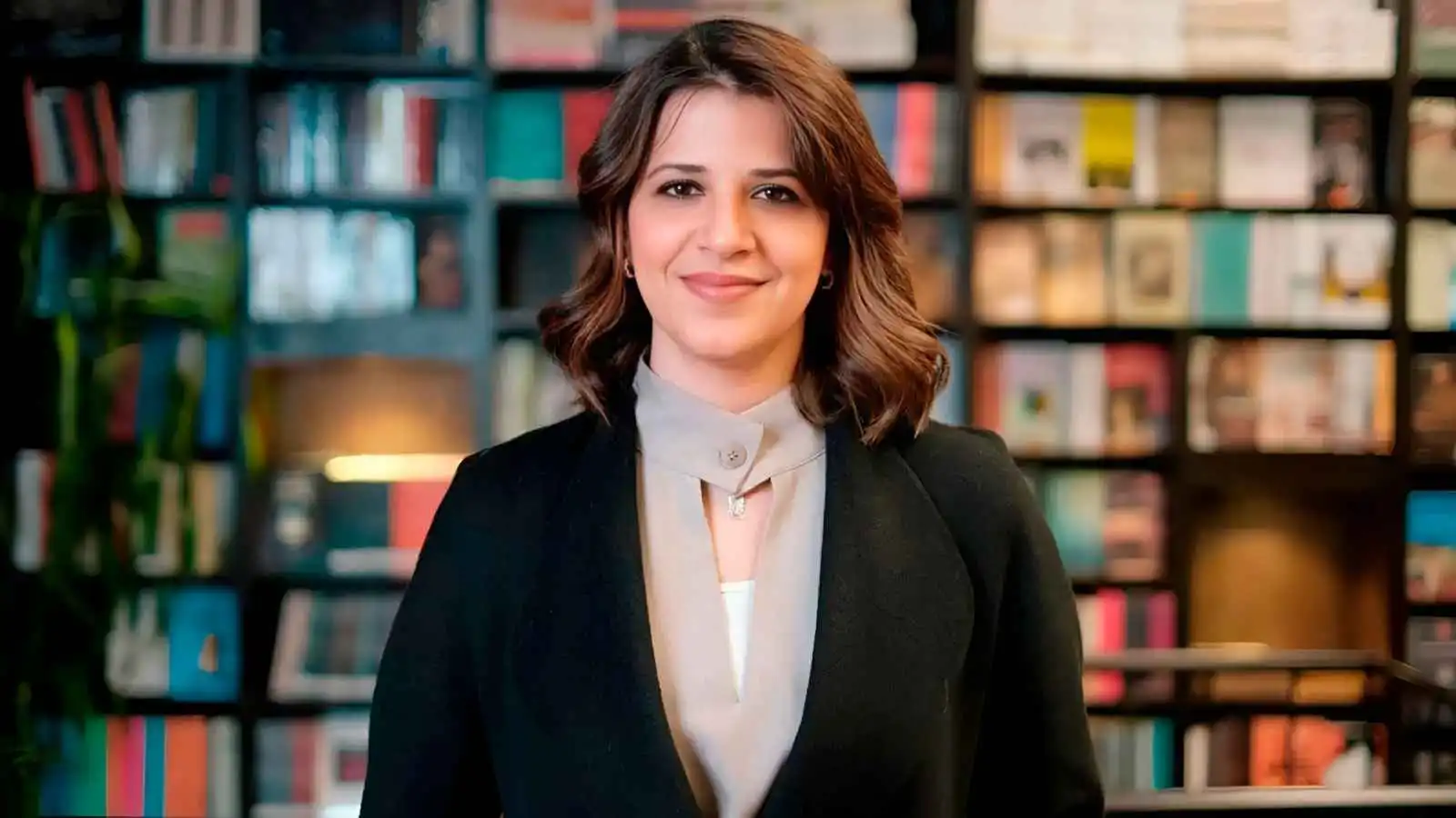 بثينة العيسى تتوج بجائزة عالمية عن روايتها "حارس سطح العالم"