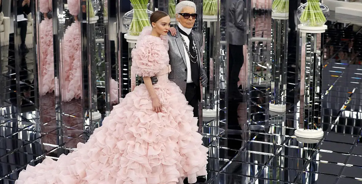 كارل لاغرفيلد يجمع فاتنات الموضة في عرضه الباريسي