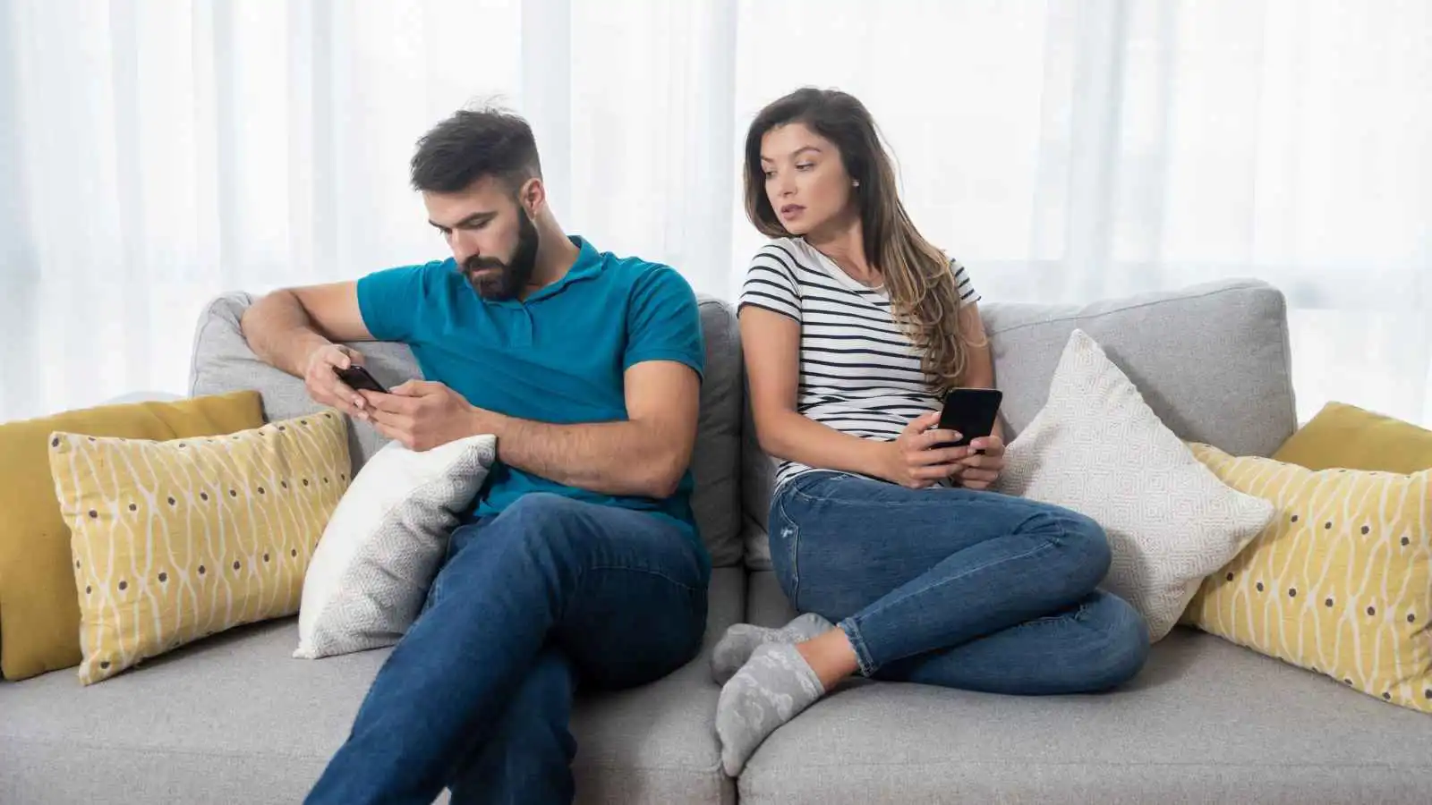 هكذا تهدم الأسرار علاقتكِ العاطفية