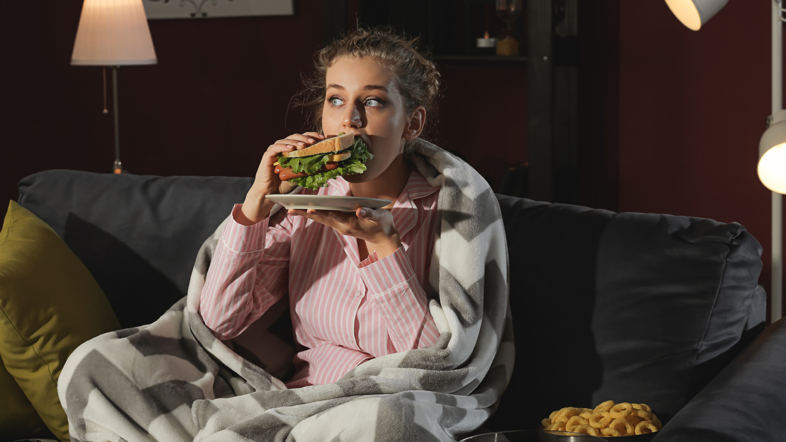 لماذا يحذر الخبراء من تناول الطعام في وقت متأخر؟