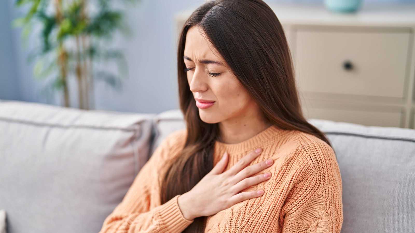 متى تكون أعراض ألم الصدر مرتبطة بالقلب؟