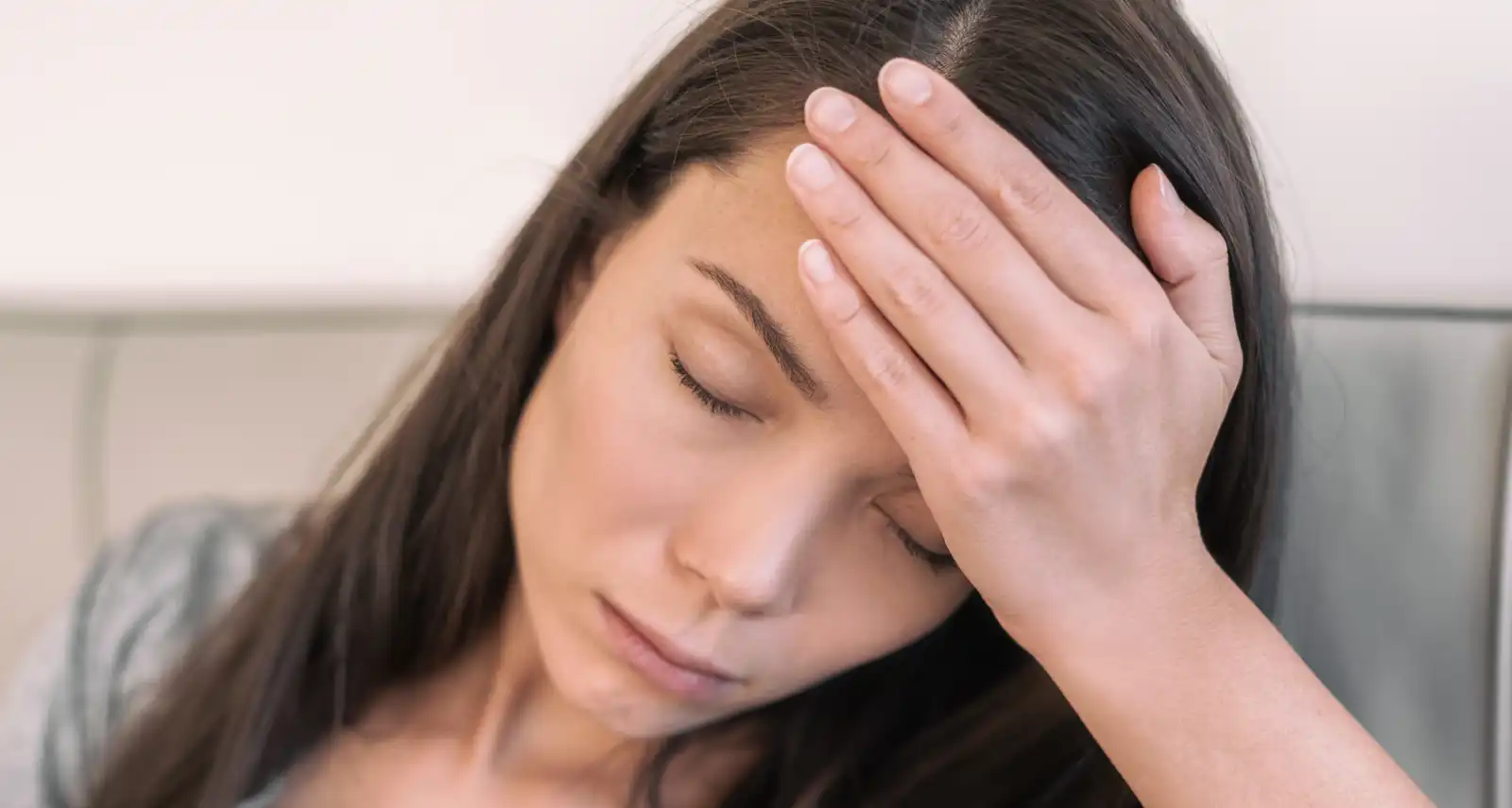 ما حمى البحر المتوسط التي يعاني منها باسل خياط؟ الأسباب والأعراض