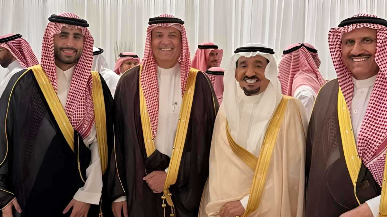 عبد الله السدحان يرقص العرضة النجدية في زفاف ابنه (فيديو)