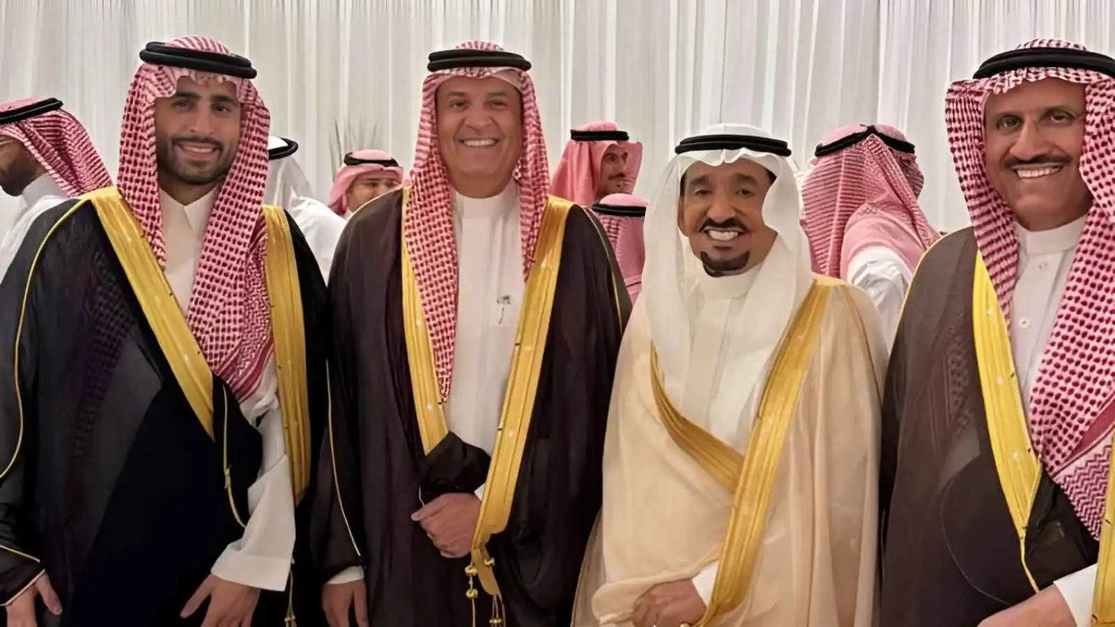 عبد الله السدحان يرقص العرضة النجدية في زفاف ابنه (فيديو)