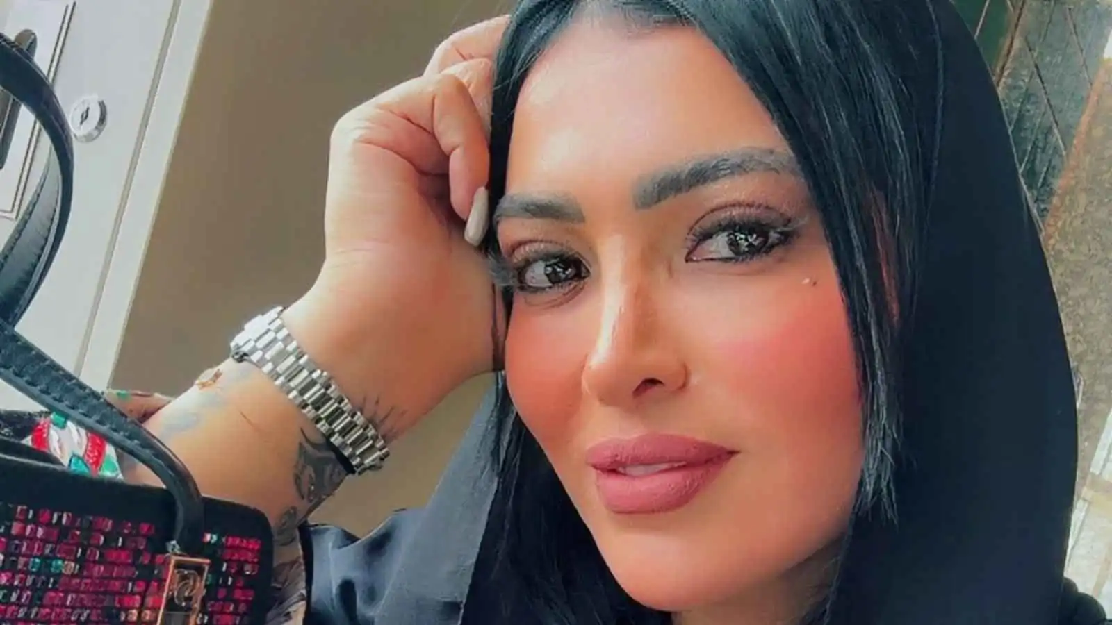 ما سر ارتداء طليقة أحمد مكي دبلة تحمل اسمه حتى الآن؟