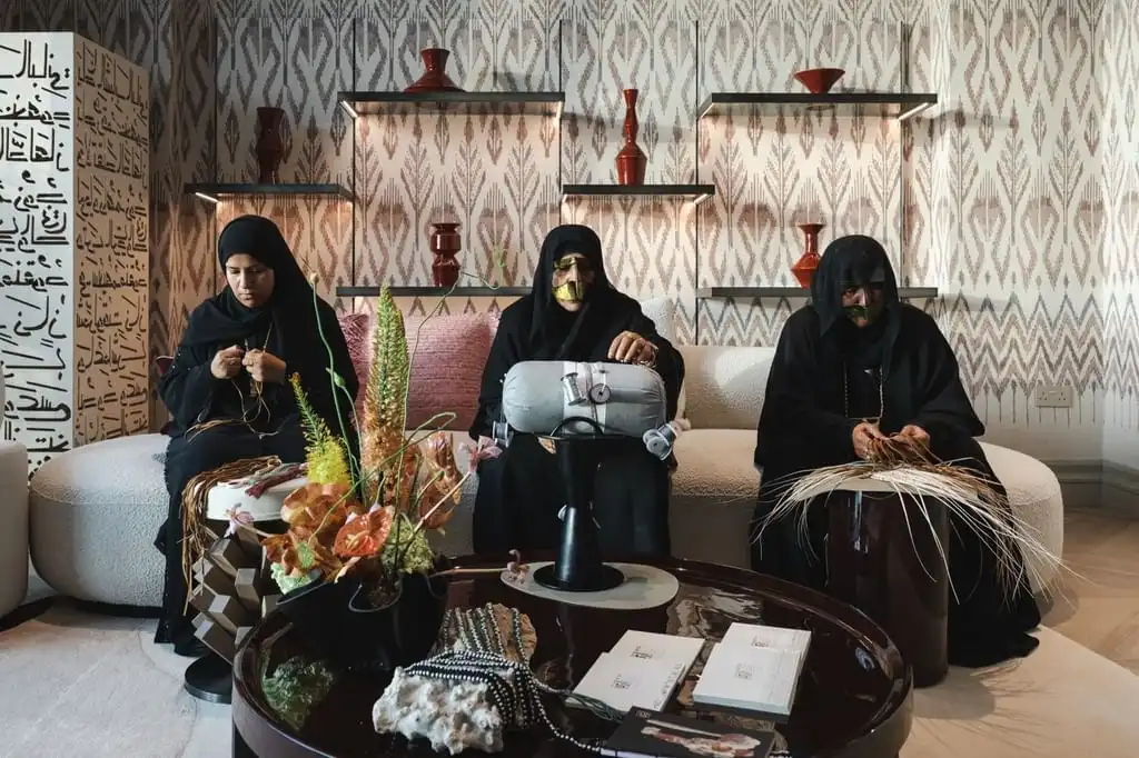 إماراتيات يصنعن مشغولات يدوية تراثية