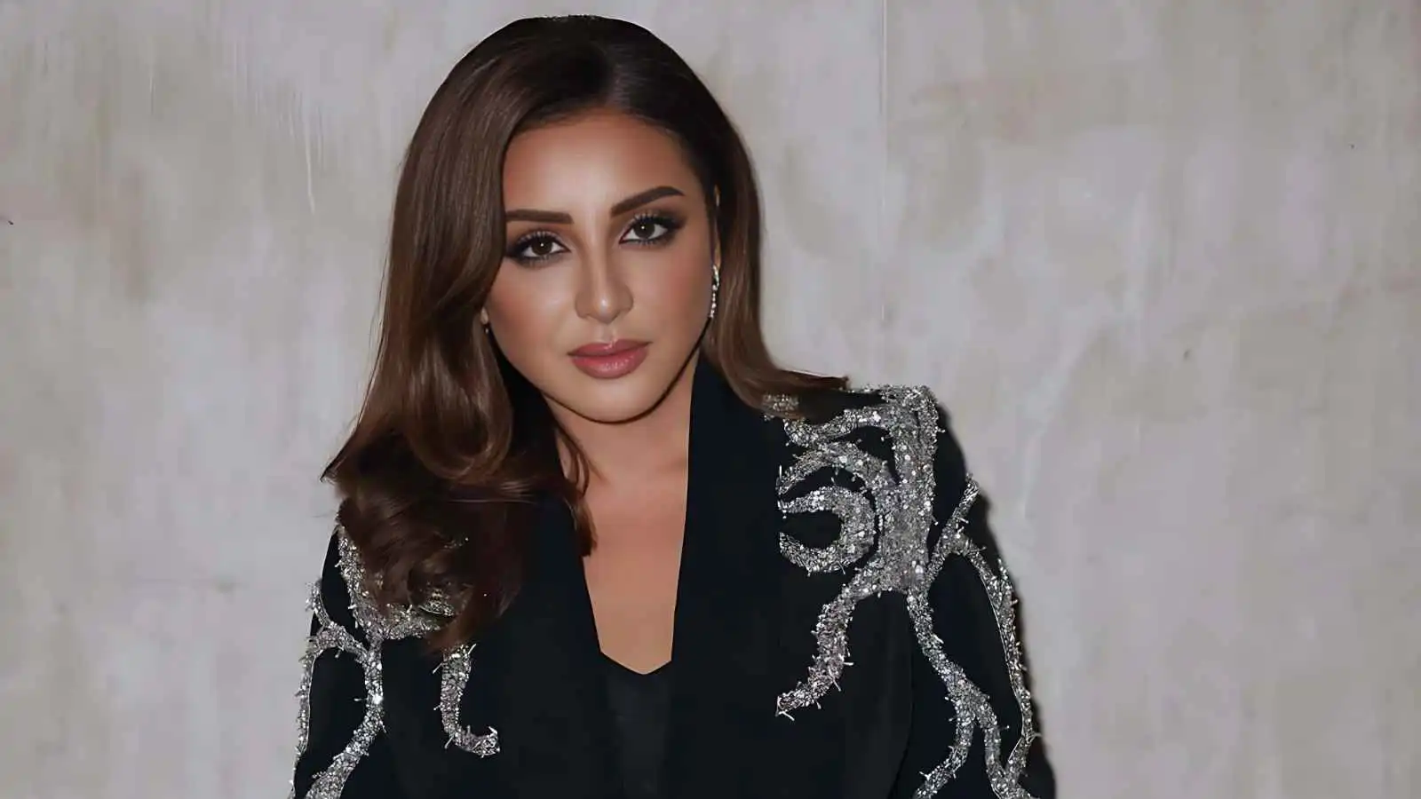 أنغام توجه رسالة مؤثرة لدعم هاني شاكر بعد وعكته الصحية