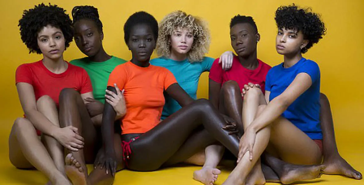 انتقادات لاذعة تلاحق مُصمّم أزياء يحتفي بالتنوع العرقي