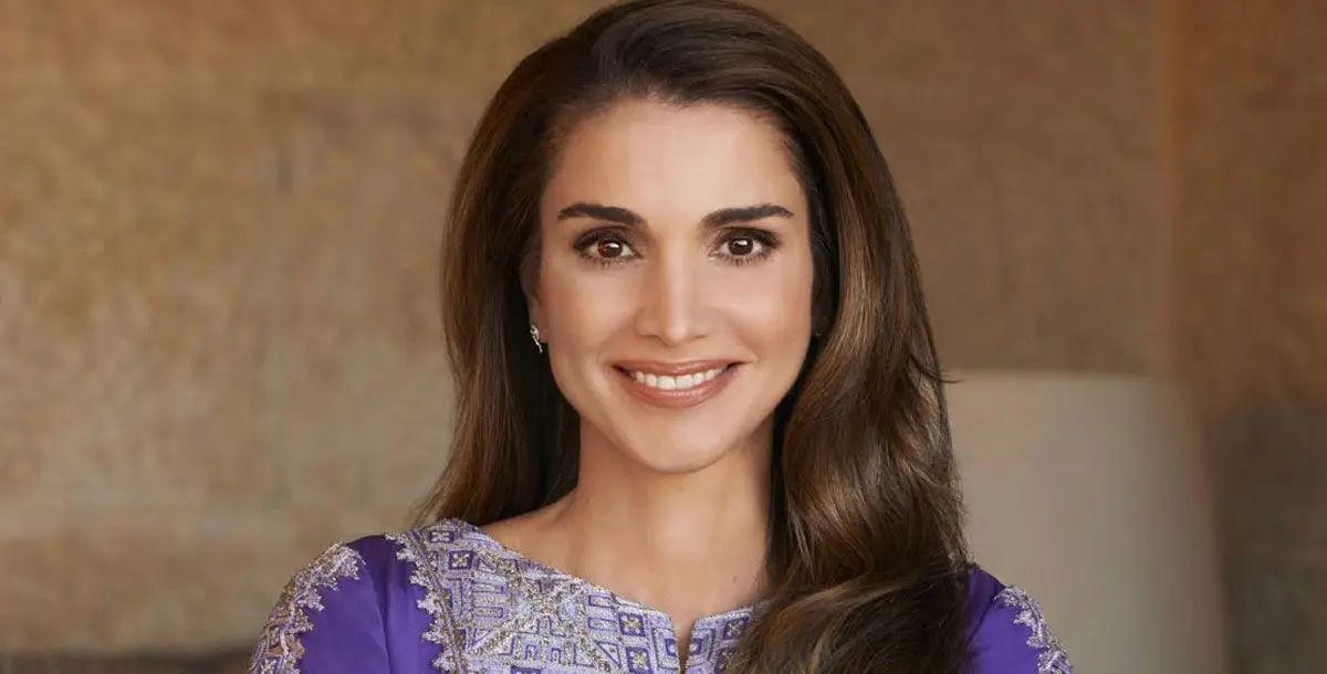 شاهدي.. أجمل إطلالات الملكة رانيا بالزيّ الأردني