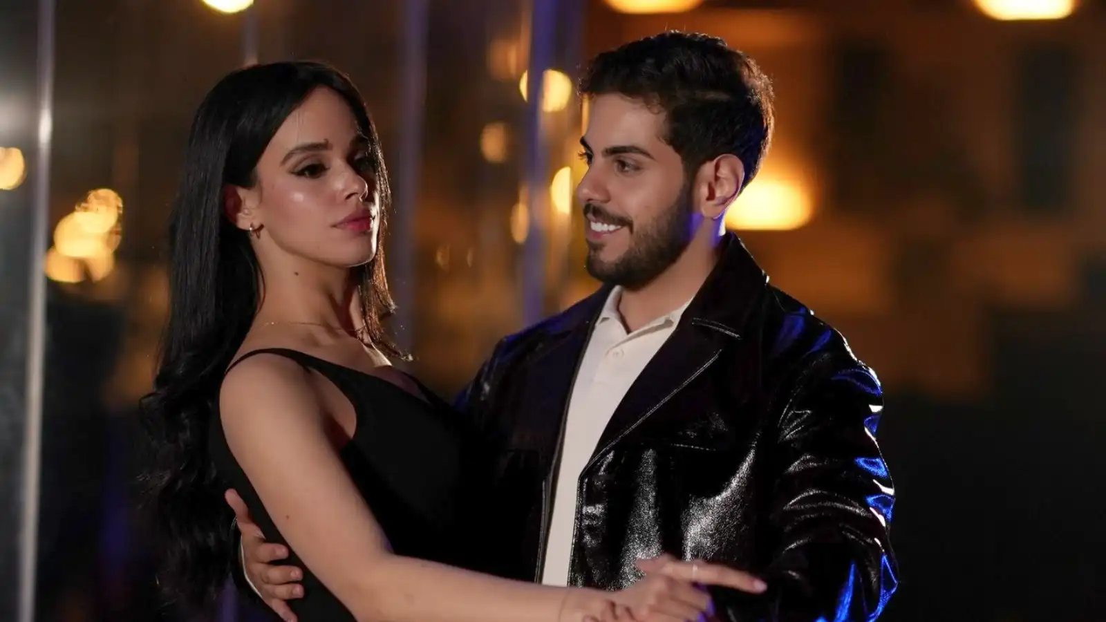 ياسين رشدي يُفاجئ نور عمرو دياب بباقة ورد حمراء ويحتفي بحبهما