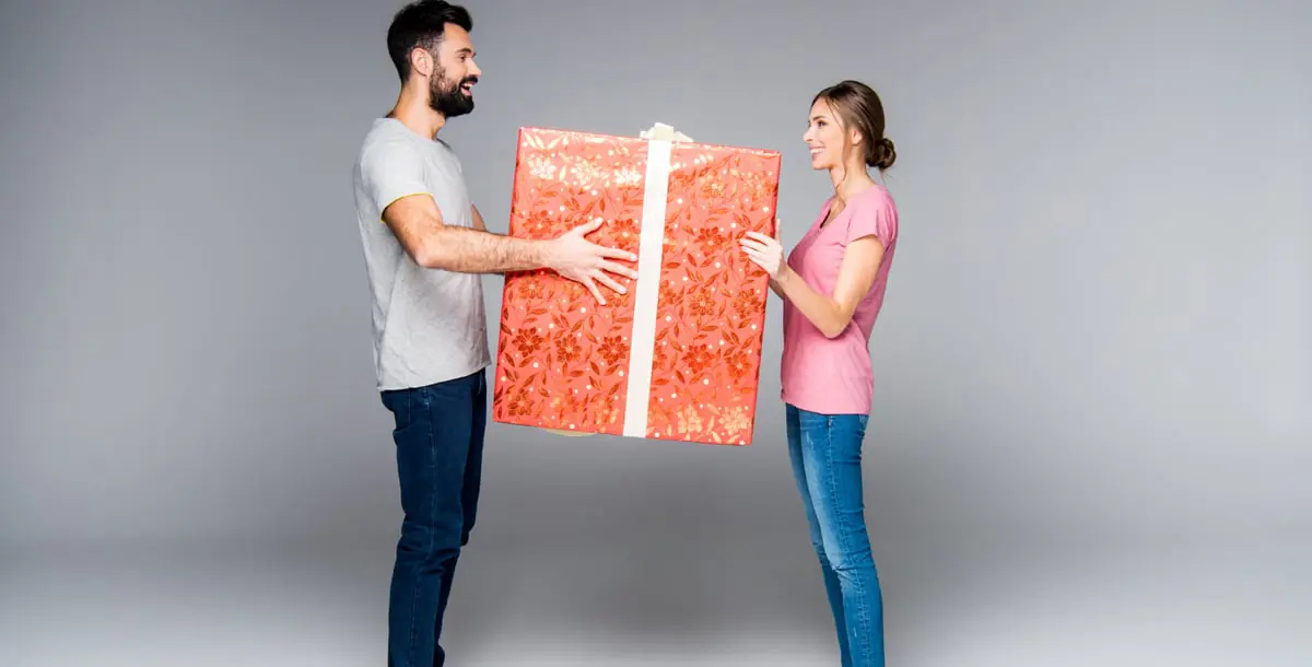 امرأة تقدم لزوجها "راقصة "داخل صندوق هدية عيد ميلاده 