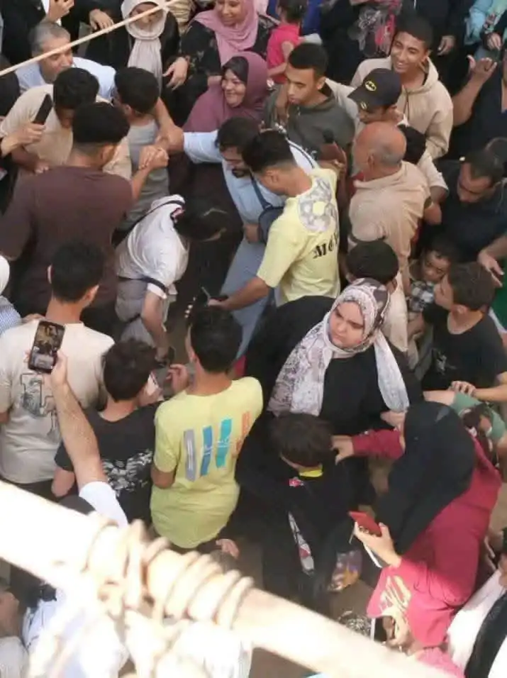 تامر حسمي يزور طفلة مريضة بالسرطان وحشد الجمهور حوله 