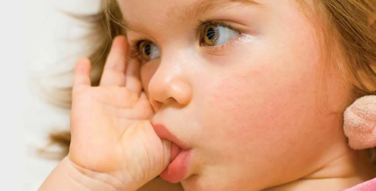 مص الإبهام وقضم الأظافر يحدان من إصابة الأطفال بالحساسية !