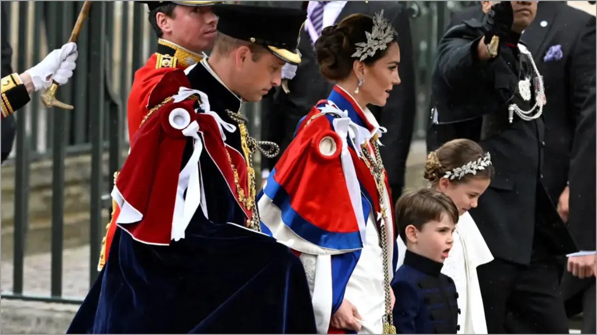 كيت ميدلتون وابنها الأمير لويس يخطفان الأضواء بحفل تنصيب الملك تشارلز