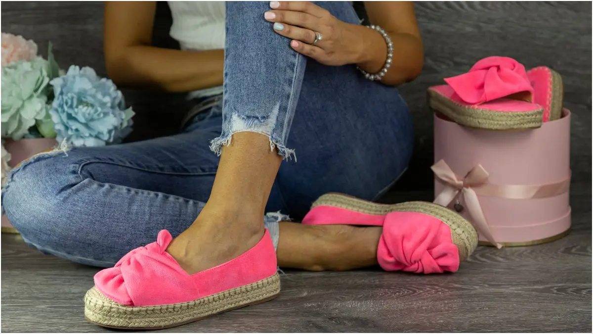 كيف تنسقين أحذية الإسبادريل مع إطلالاتك في صيف 2022؟