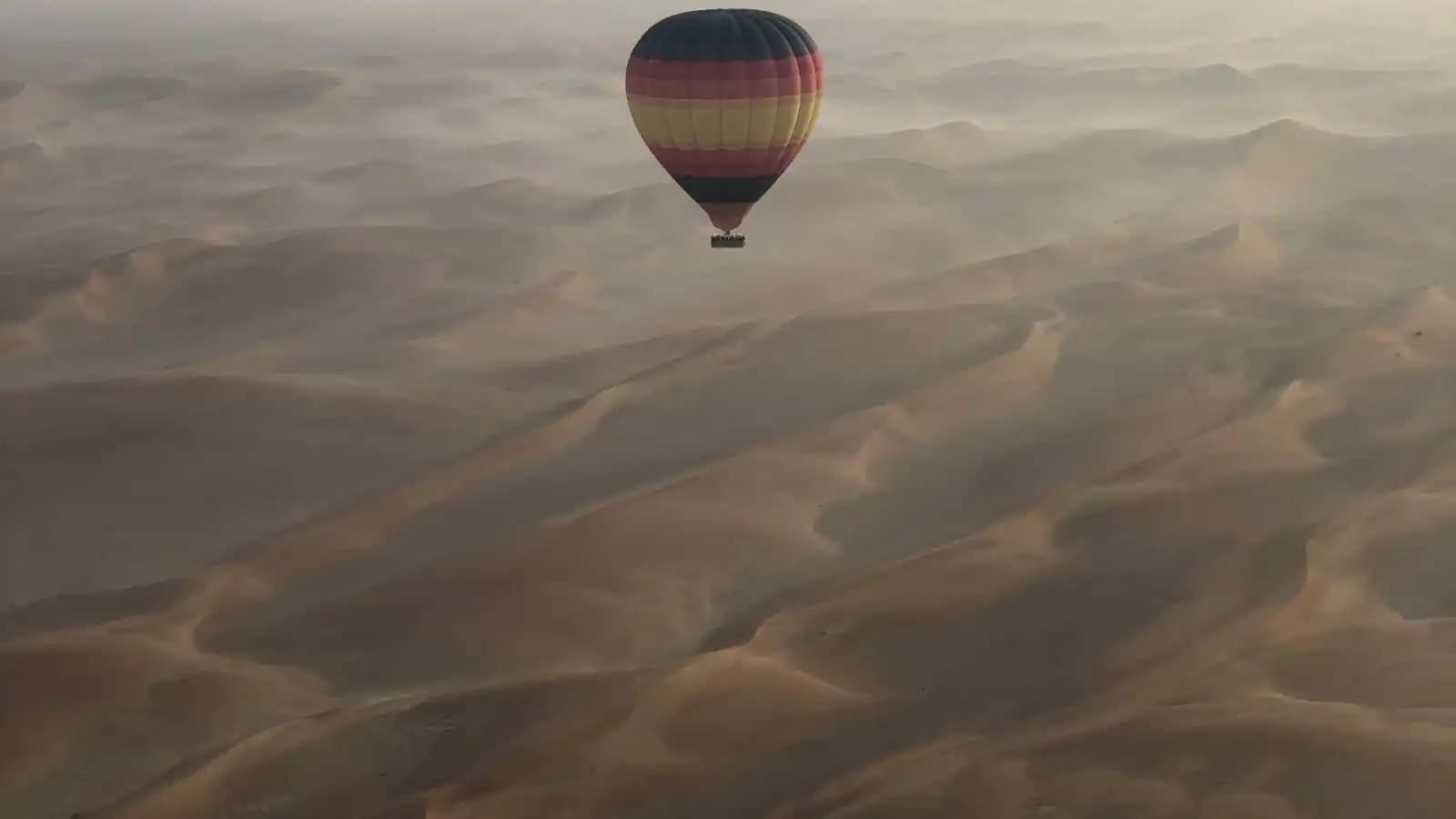 دليل ركوب المنطاد في دبي التحليق فوق الكثبان الرملية