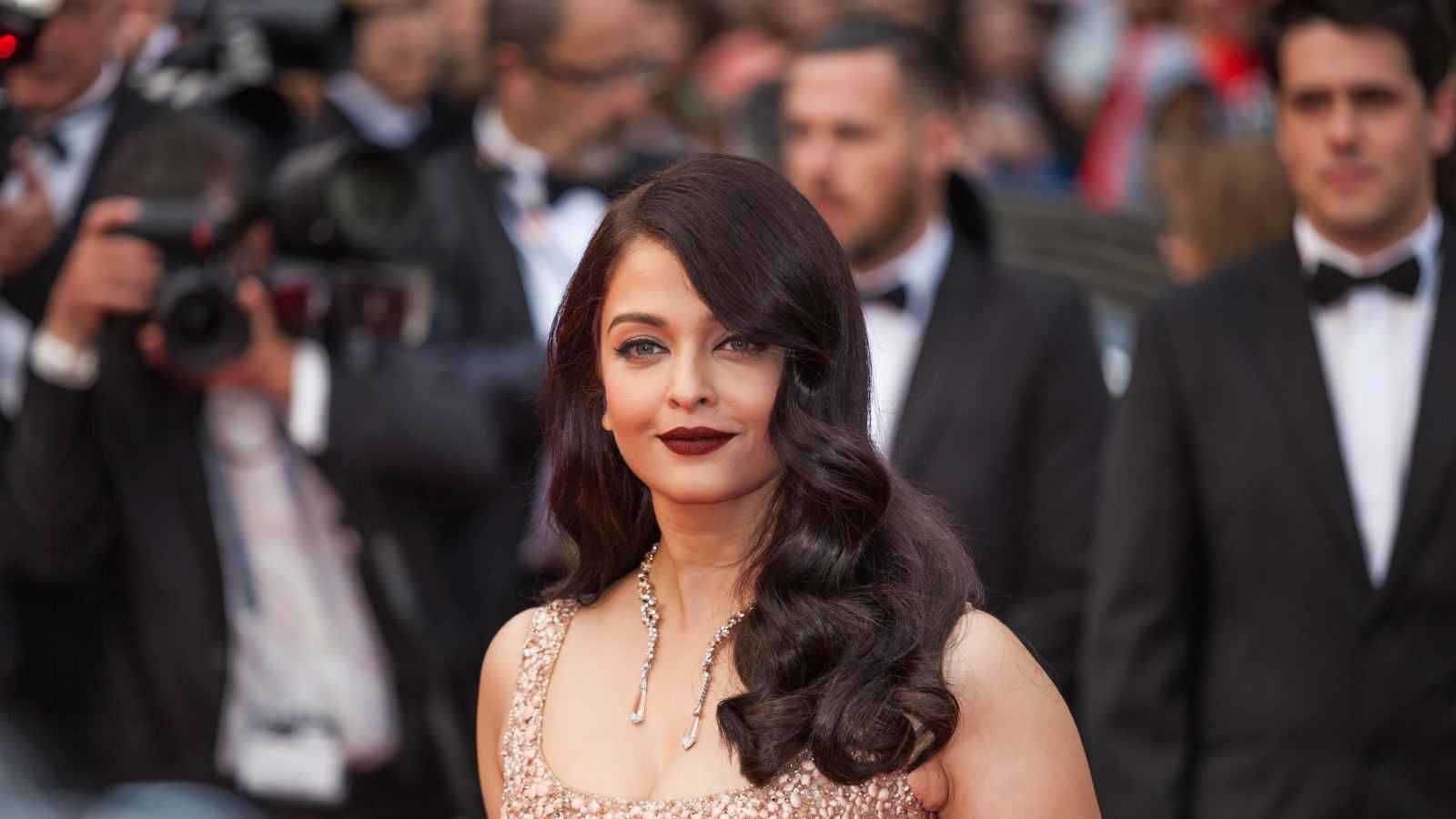 برنامج أفلام مهرجان البحر الأحمر 2025 وحوارات ألمع النجوم