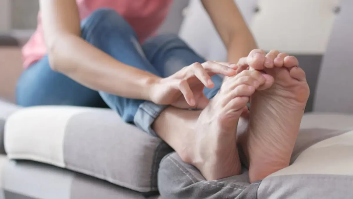 حكة القدم لدى الحوامل.. ما أسبابها؟ وطرق علاجها؟