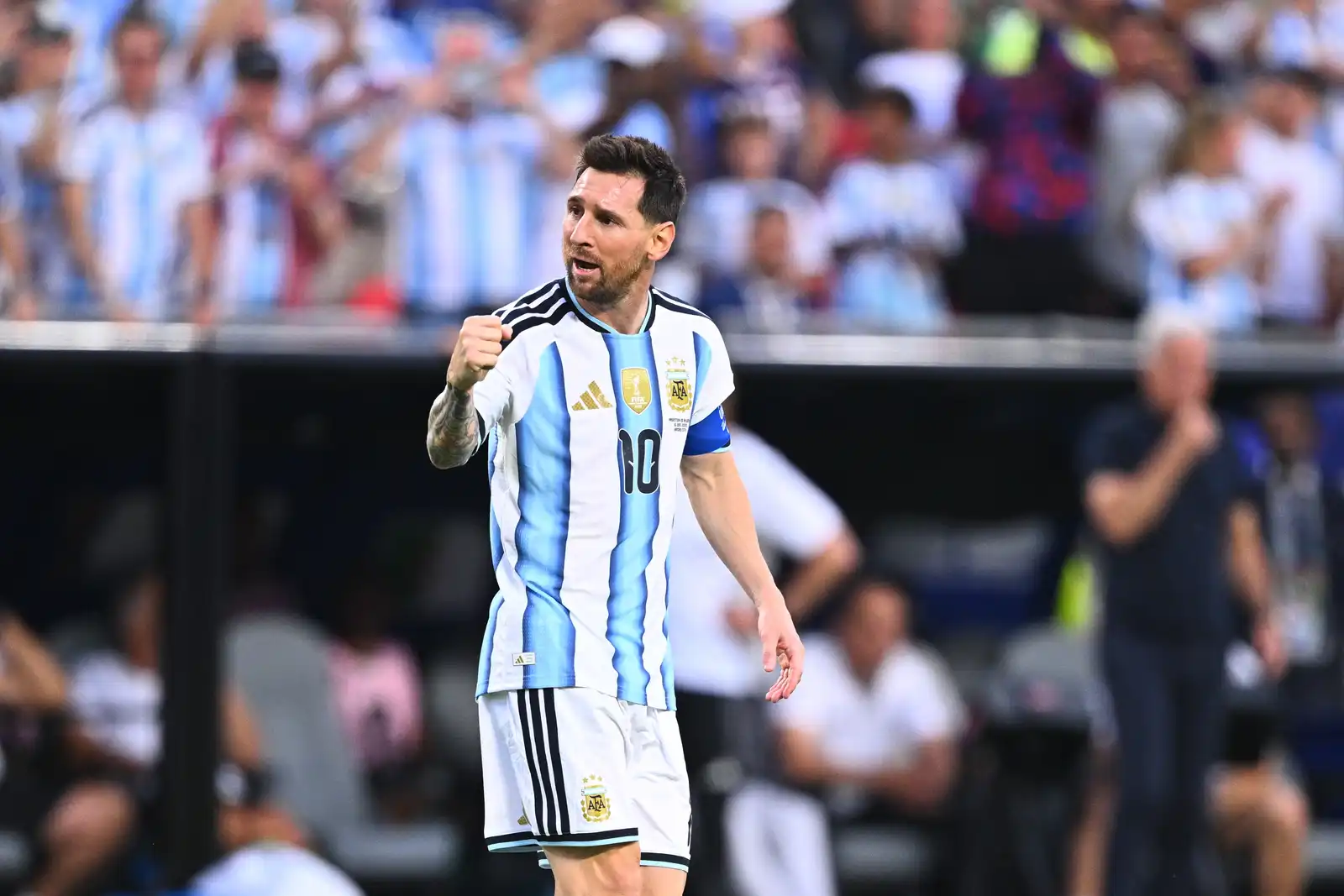 ميسي يسجل هاتريك في مرمى الجزائر
