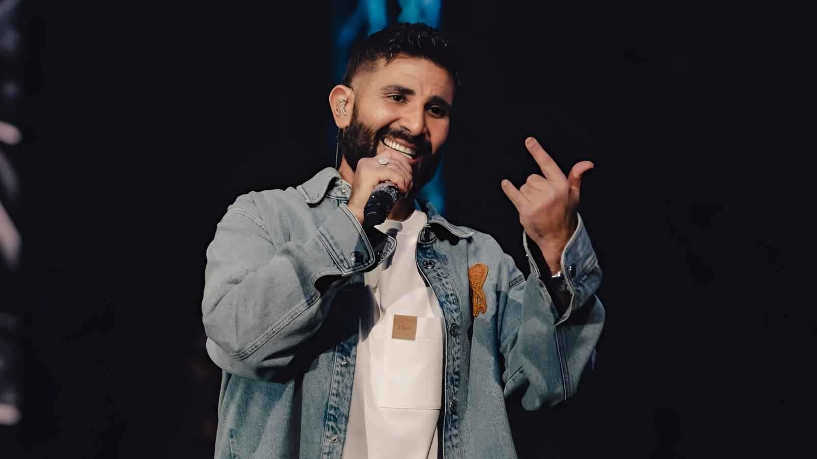 فيديو مؤثر.. أحمد سعد يفاجئ نجله بسيارة بعد التخرج