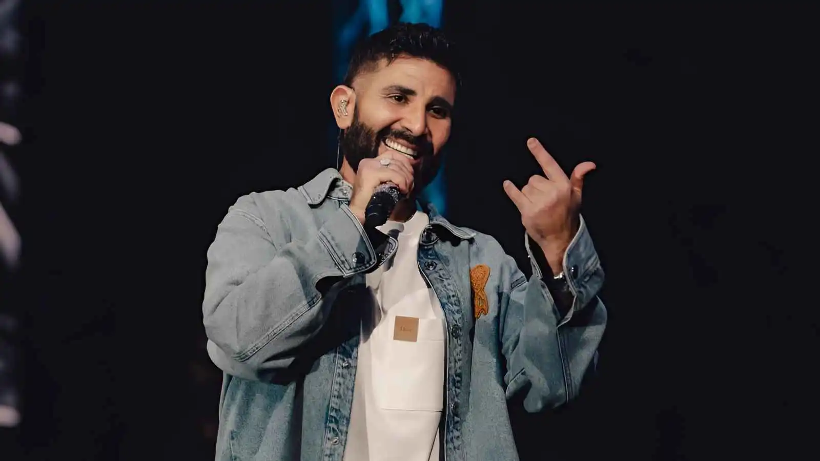 فيديو مؤثر.. أحمد سعد يفاجئ نجله بسيارة بعد التخرج