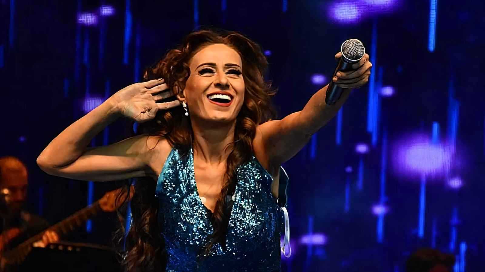 يِلديز تيلبي تخلع شعرها المستعار على المسرح (فيديو)