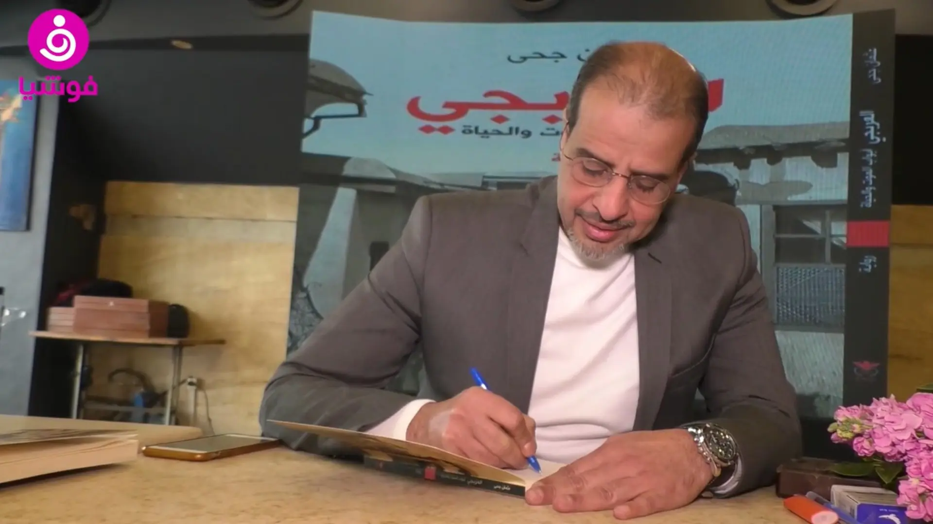 فنانون يدعمون عثمان جحى بتوقيع روايته "العربجي"
