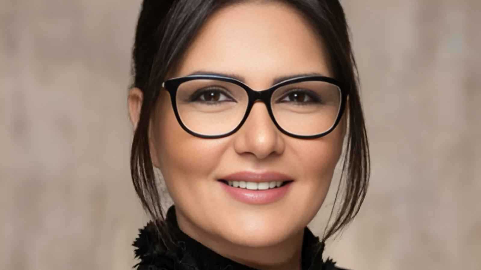 الإعلامية اللبنانية غادة الدايخ بين الركام إثر غارة جوية 