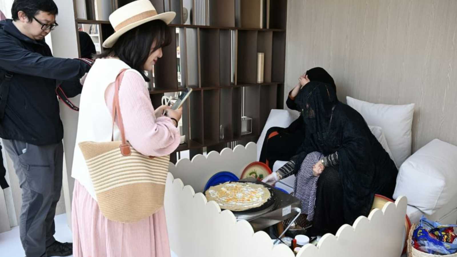 نكهات إماراتية أصيلة تبهر زوار "البيت الإماراتي" في بكين