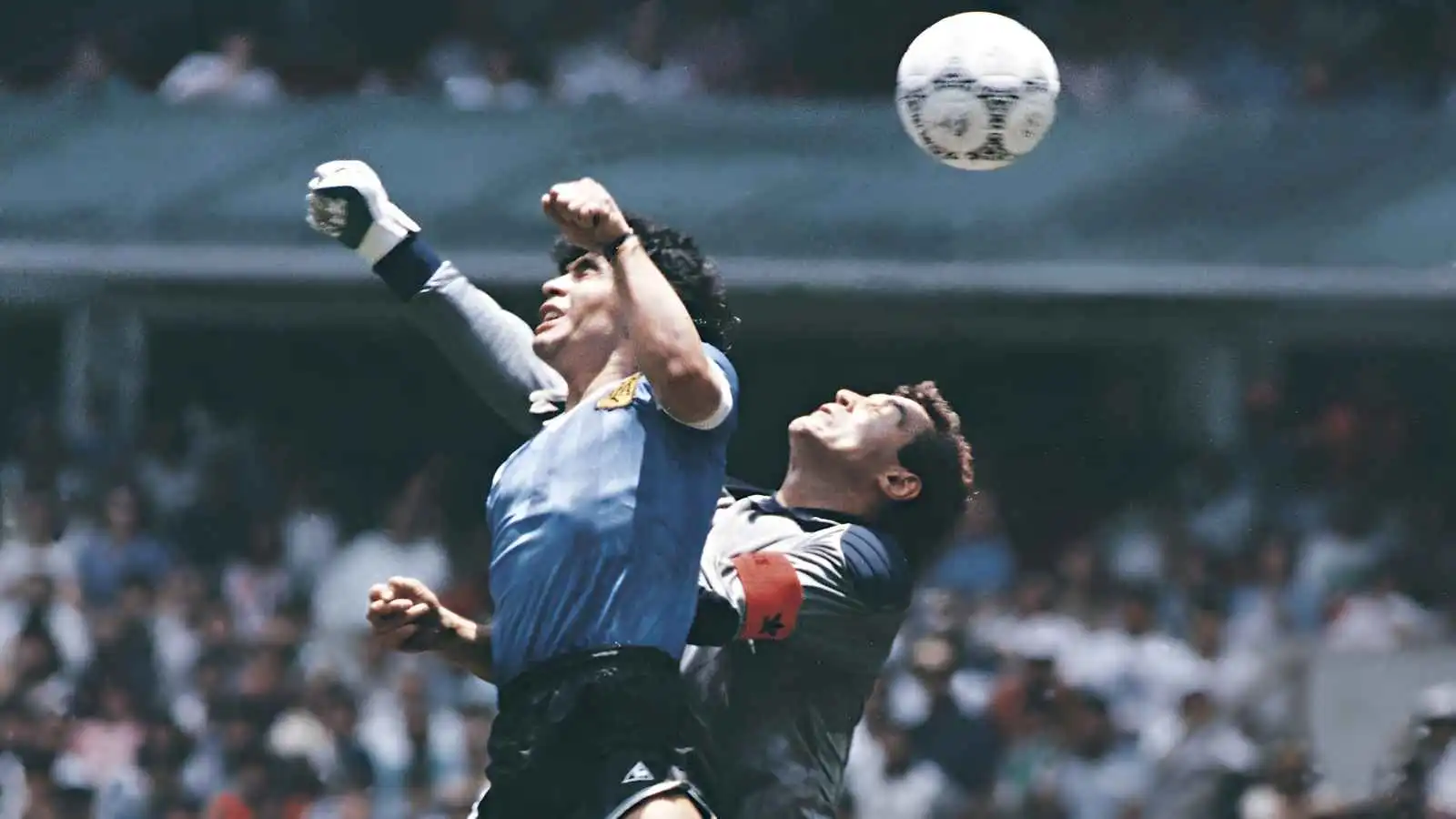 كرة "يد مارادونا" في مونديال 1986 تباع بثمن صادم