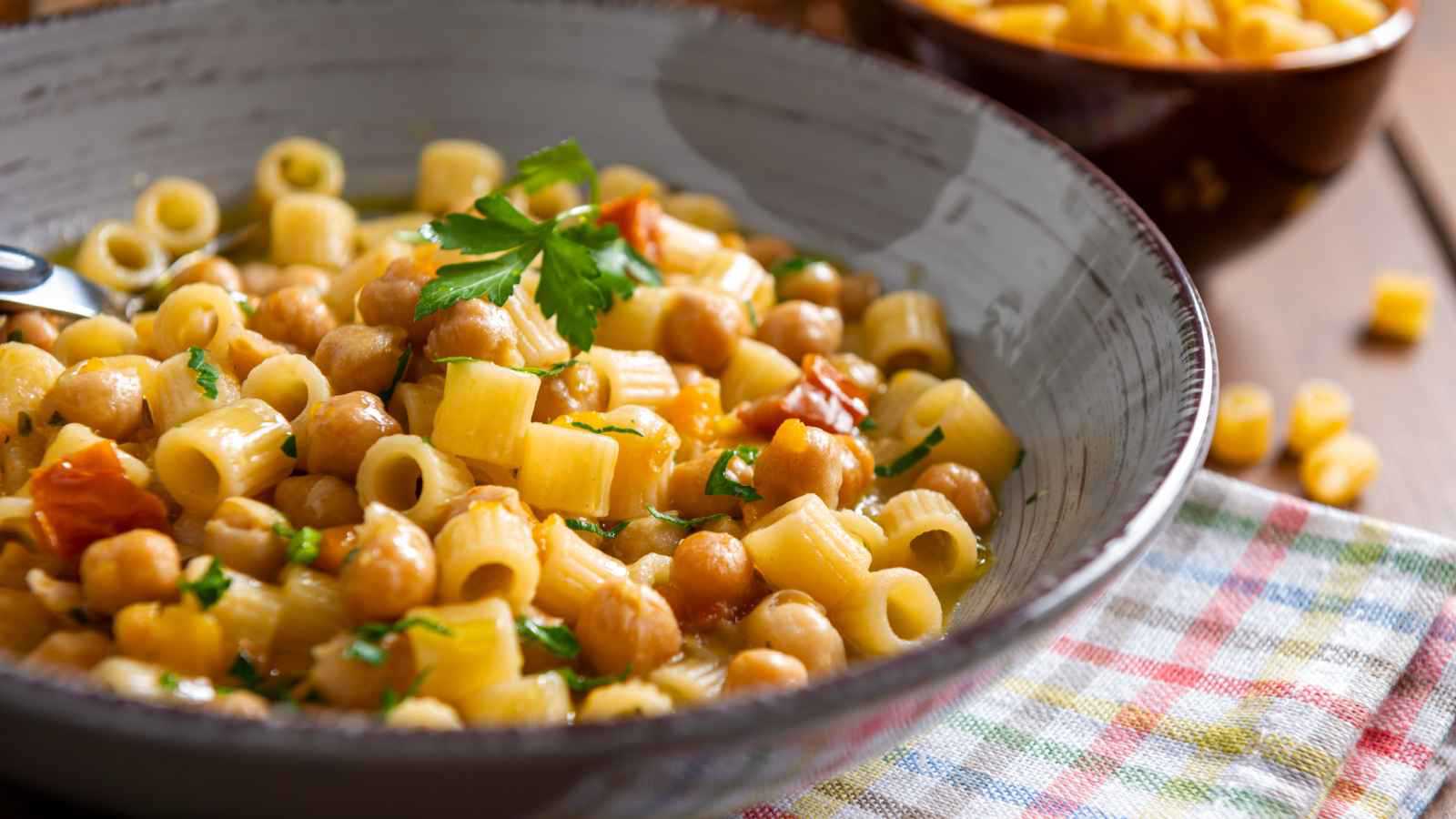 خطوات عمل شوربة الحمص بالمعكرونة