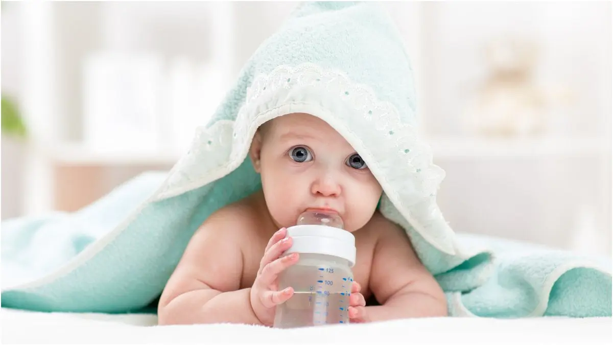 متى يمكنك البدء في تعويد طفلك على شرب الماء؟