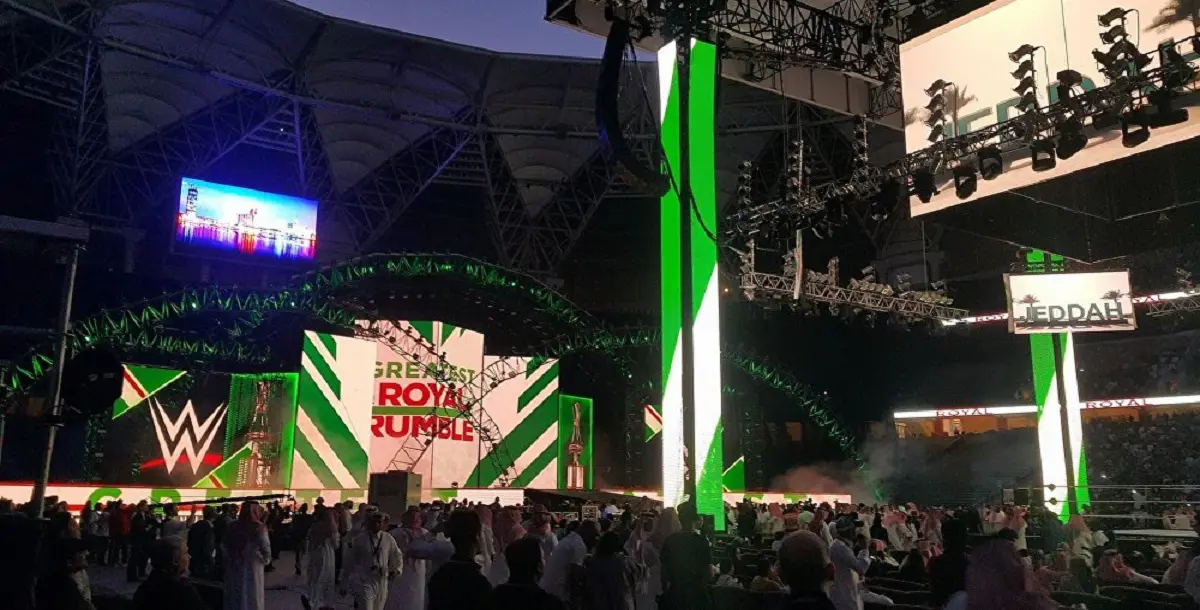 رغم الاعتذار.. غضب سعودي بسبب لقطة نسائية غير محتشمة أثناء عرض المصارعة 