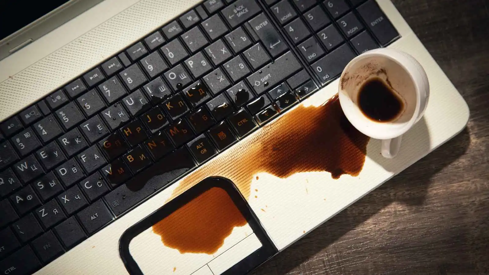 الحلم بانسكاب القهوة في المنام.. فأل خير أم ضياع فرص؟