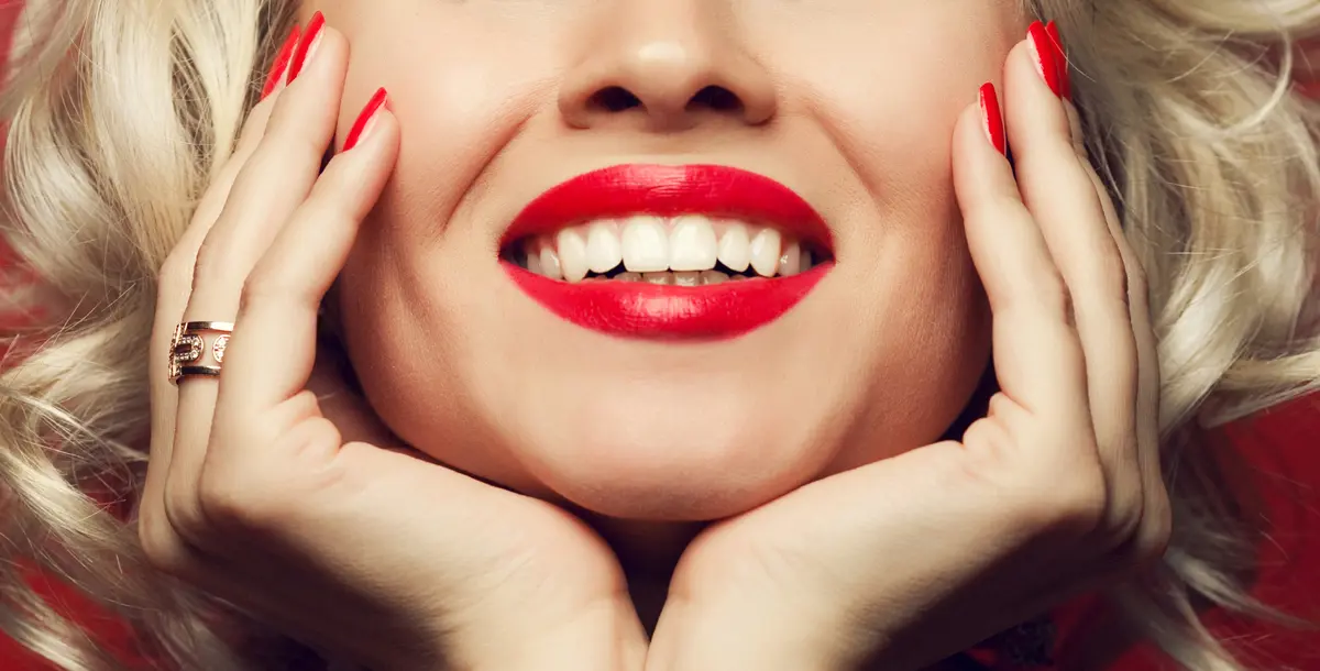 نصائح مكياج بسيطة تجعل أسنانك تبدو أكثر بياضًا !