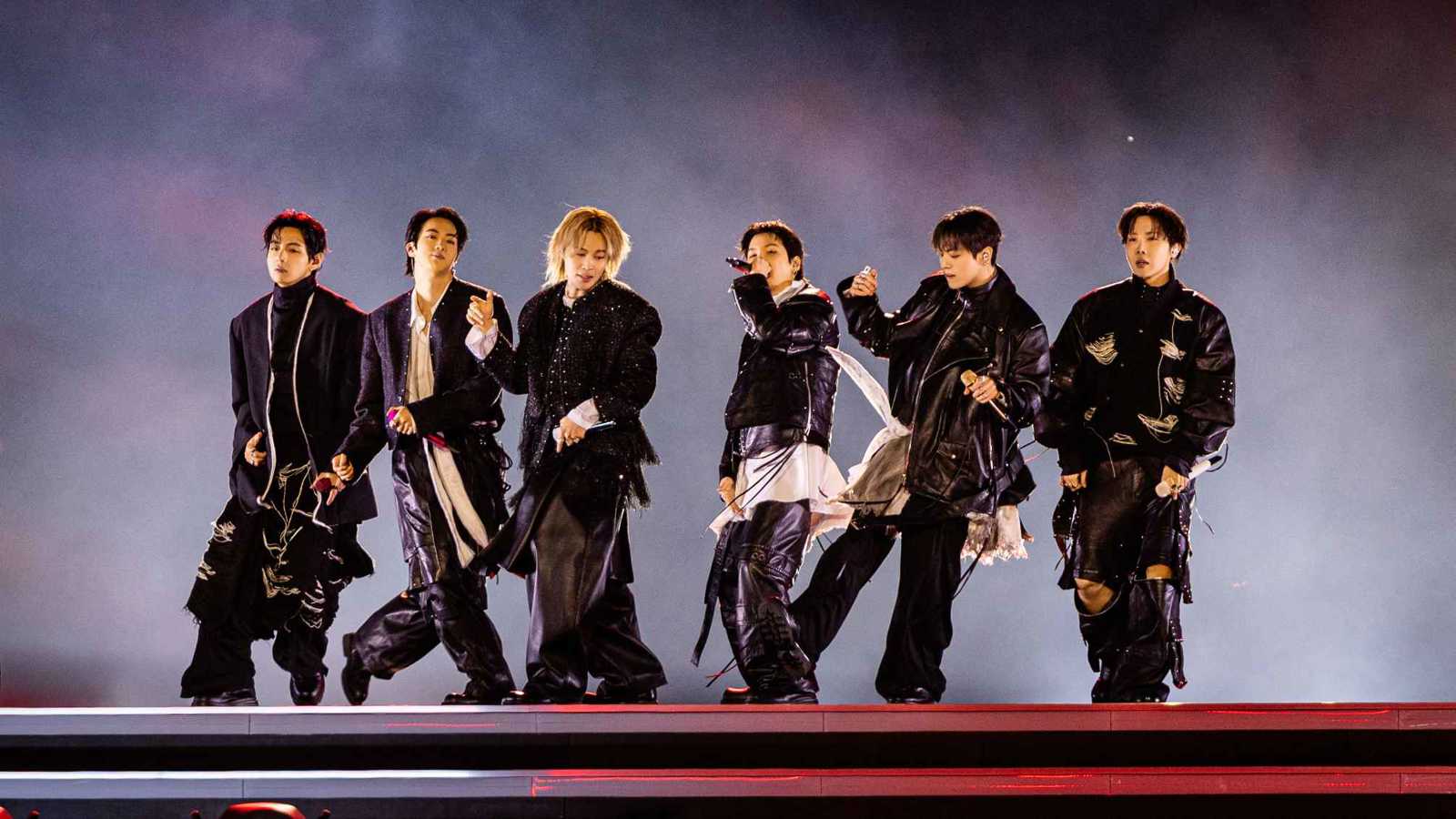 فرقة BTS تصنع التاريخ بأغنيتي Swim و Arirang