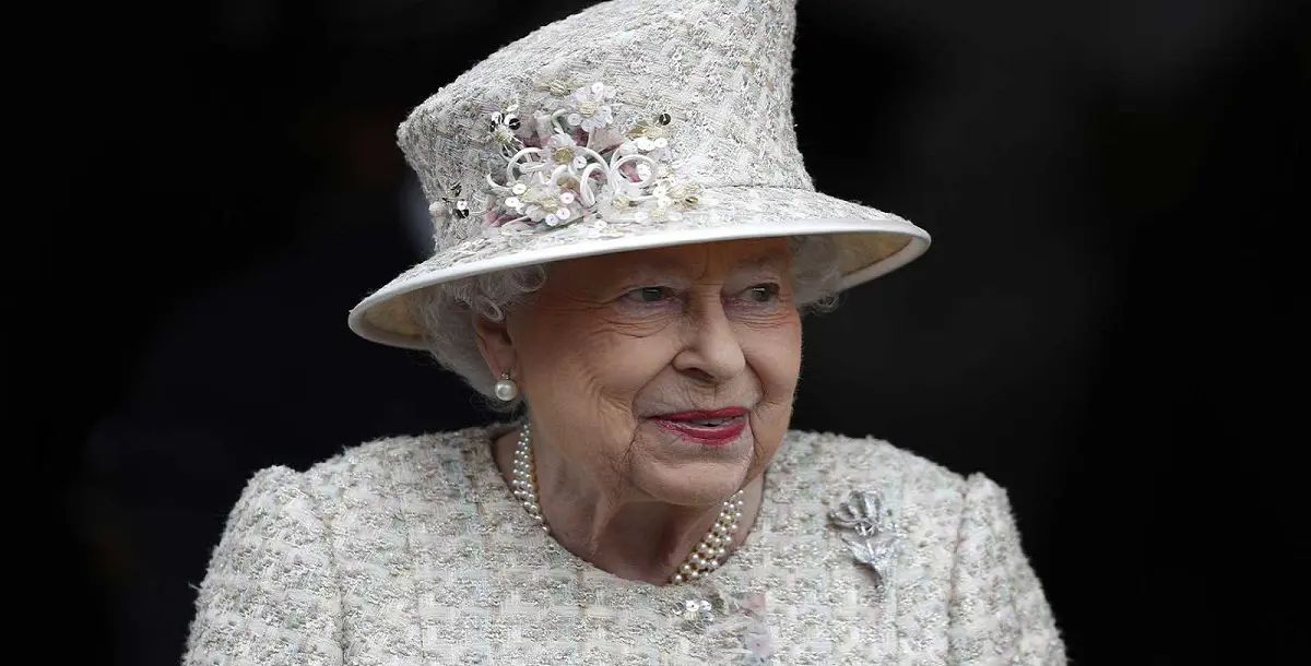 ما هي النصيحة التي تلقتها الملكة إليزابيث من والدتها عند توليها العرش؟