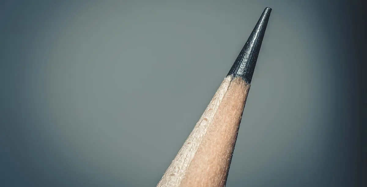 فرنسية تصمّم منحوتات دقيقة أصغرُ من سنّ قلم الرّصاص.. شاهدي!