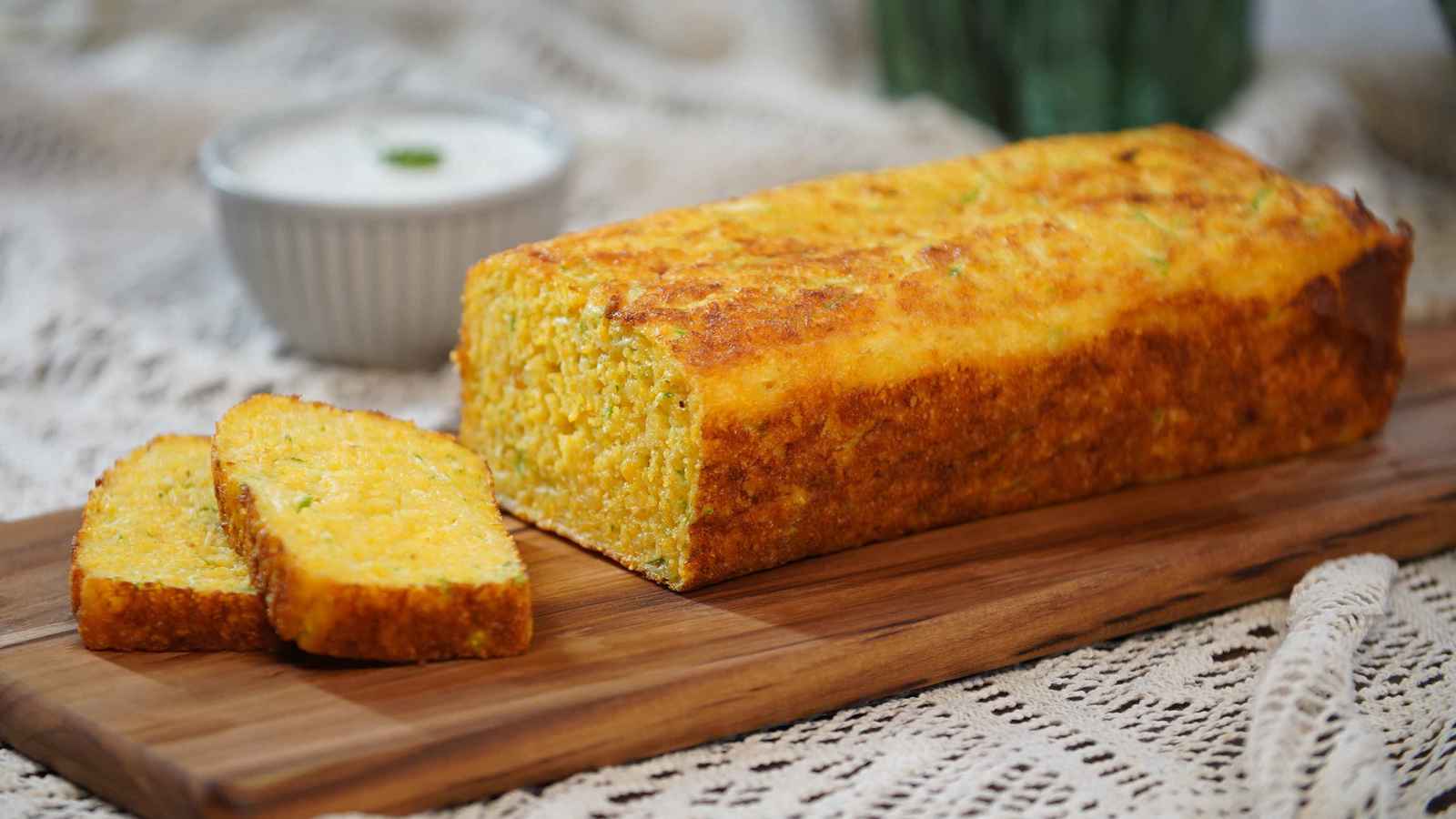  خبز الذرة بالكوسة والجبن الشيدر 