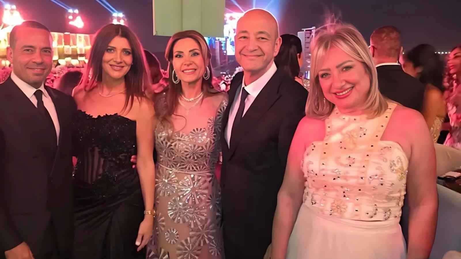 عمرو أديب يظهر رسمياً مع زوجته دينا طلعت (فيديو)