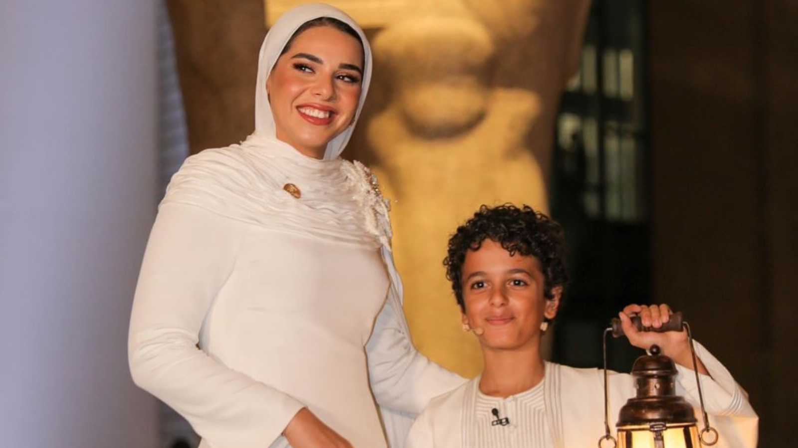 ما العبارات المدونة على فستان آية السيسي في حفل افتتاح المتحف المصري؟