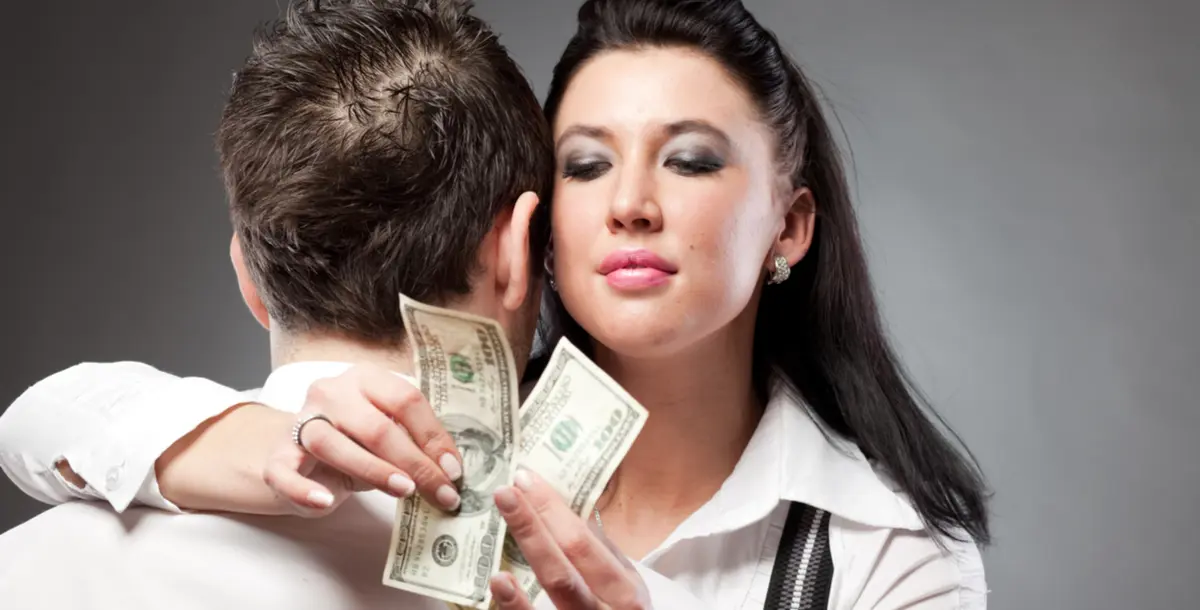 تعويضًا عن الإهتمام.. هل يستطيع الرجل شراء مشاعر المرأة بالمال؟