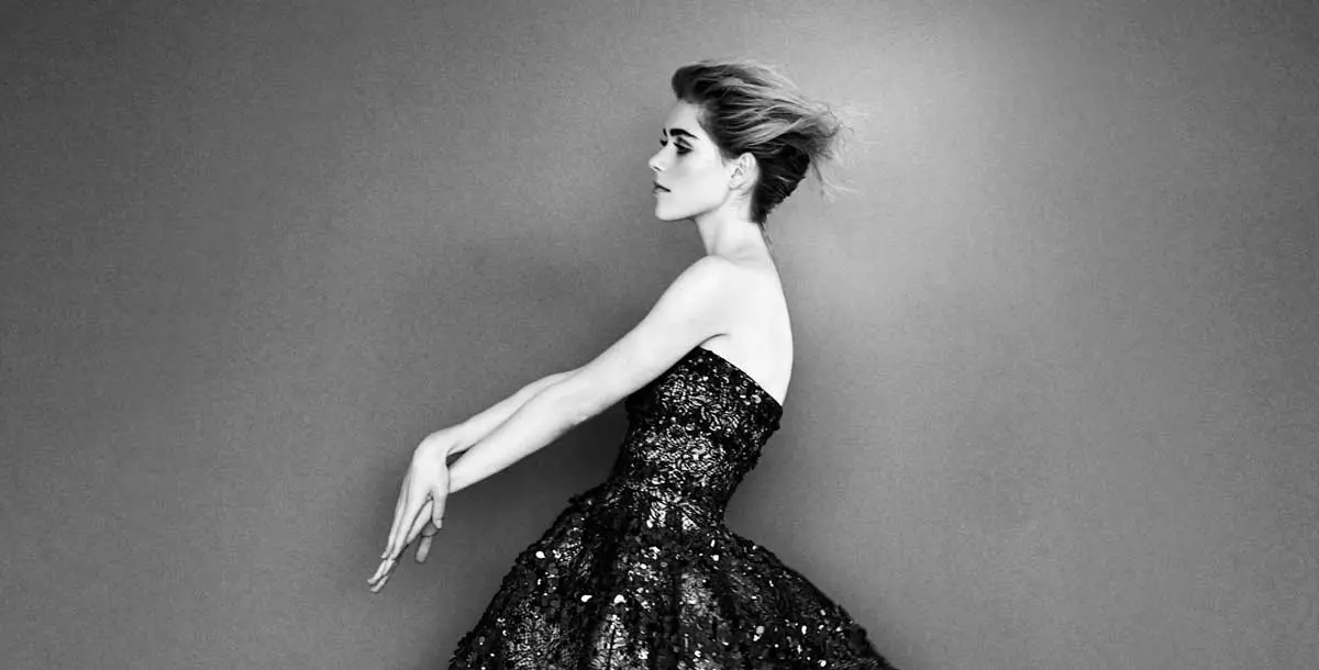 كارولينا هريرا تعود إلى الأناقة الكلاسيكية مع أزياء ريزورت 2017