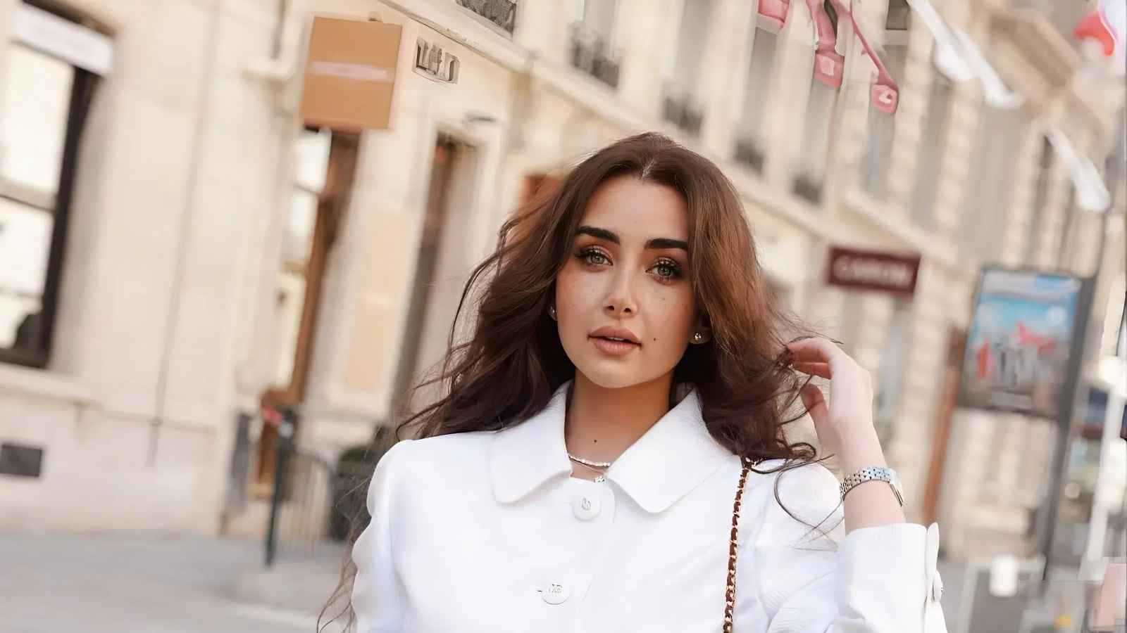 هنا الزاهد تؤدي مناسك العمرة بعد مهرجان البحر الأحمر