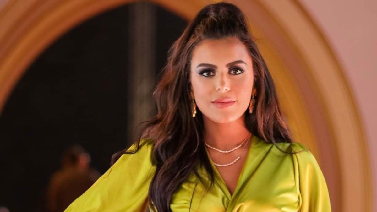 هاجر الشرنوبي تهدد معلمة بسبب ما فعلته مع ابنها وزملائه.. وتحذف منشورها