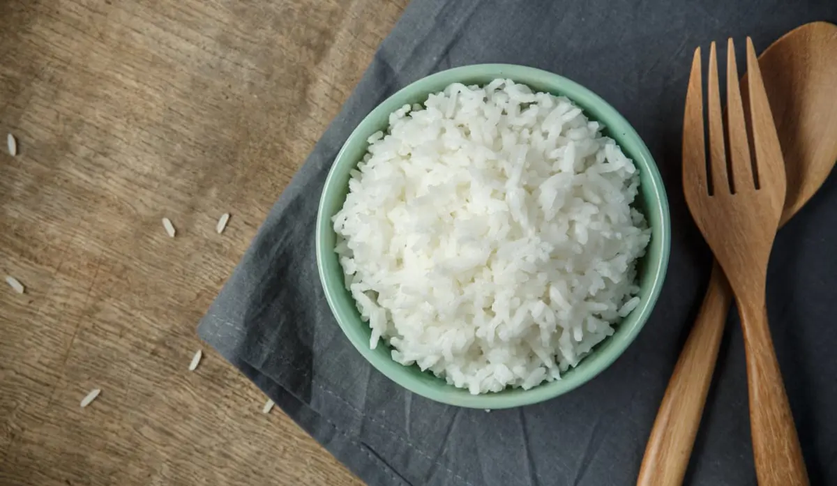 هل يسبب التسمم فعلًا؟ حقيقة تريند الأرز المعاد تسخينه على تيك توك